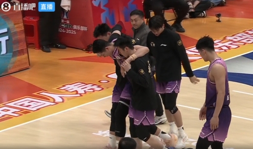  贾明儒突破掉球失衡压到沈梓捷小腿 后者痛苦倒地被队友搀扶离场